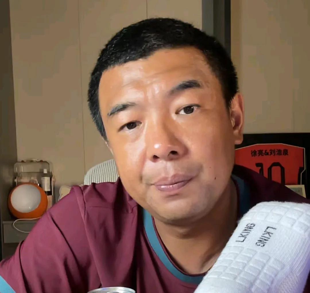 前国脚徐亮爆了一个料。徐亮在直播时表示，近期刚加盟巴塞罗那俱乐部梯队的李昊炎，