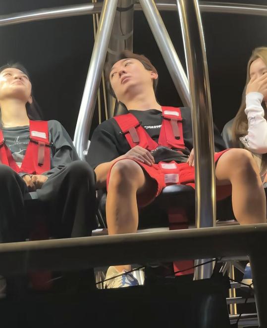 37岁王思聪在新加坡过春节，带着两个女伴现身环球影城坐摩天轮，三个人有说有笑，王