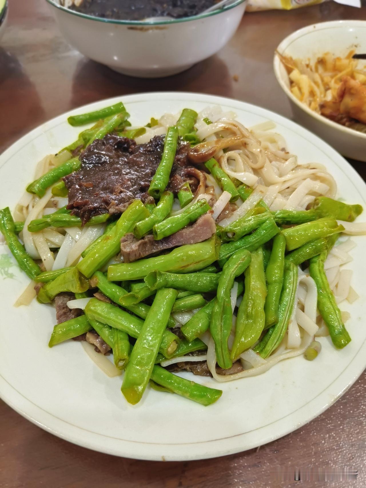 昨天吃凉面条，下得多了，剩下一盘，过去伏天里，没冰箱，放到晚上就馊了，只能喂鸡，