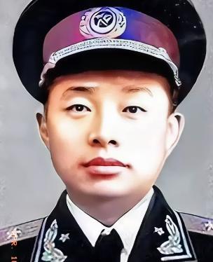 授衔台上，一张年轻稚嫩的面庞，却肩扛中将军衔，着实令人惊叹，不禁让人感叹，时势造