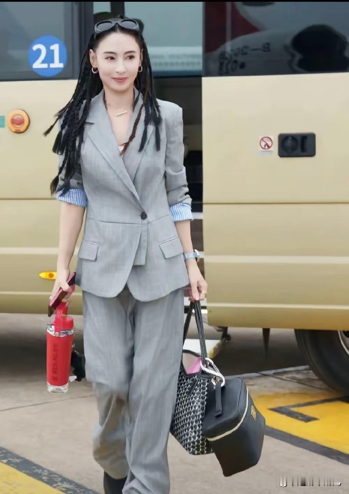 我宣布今年最让人羡慕的女星不是生了3胎的方媛也不是为陈伟霆生子的何穗，而