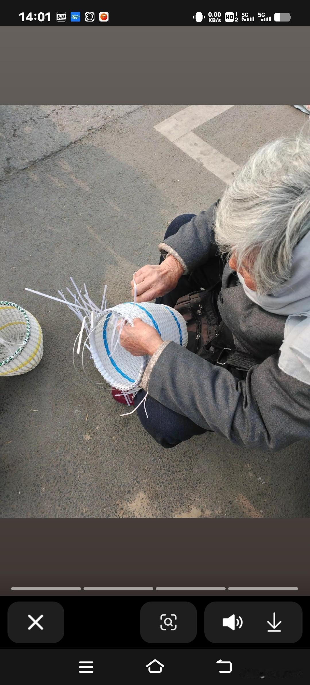 路过小区门口时，打眼就看见一位老奶奶摆着卖手工编的菜篮子。她满头雪白的头发，手指