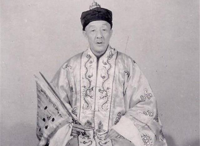 1927年，邵式平带着饥民将第63代天师张恩溥五花大绑。伴随张天师杀猪般的嚎叫声