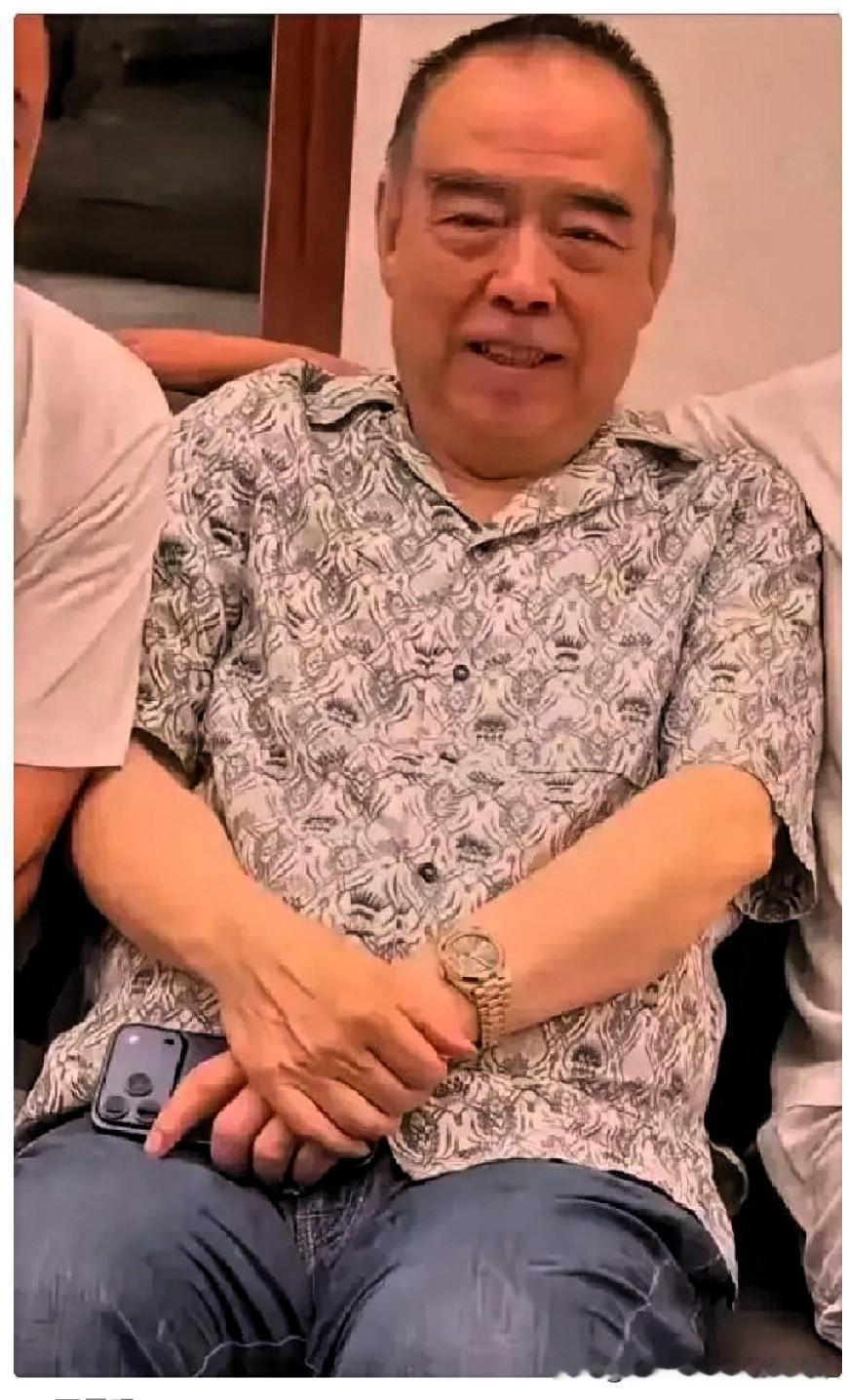 陈凯歌说，我现在老了，74了，平时就跟我老伴陈红在三亚住住。这边暖和，房子大，能