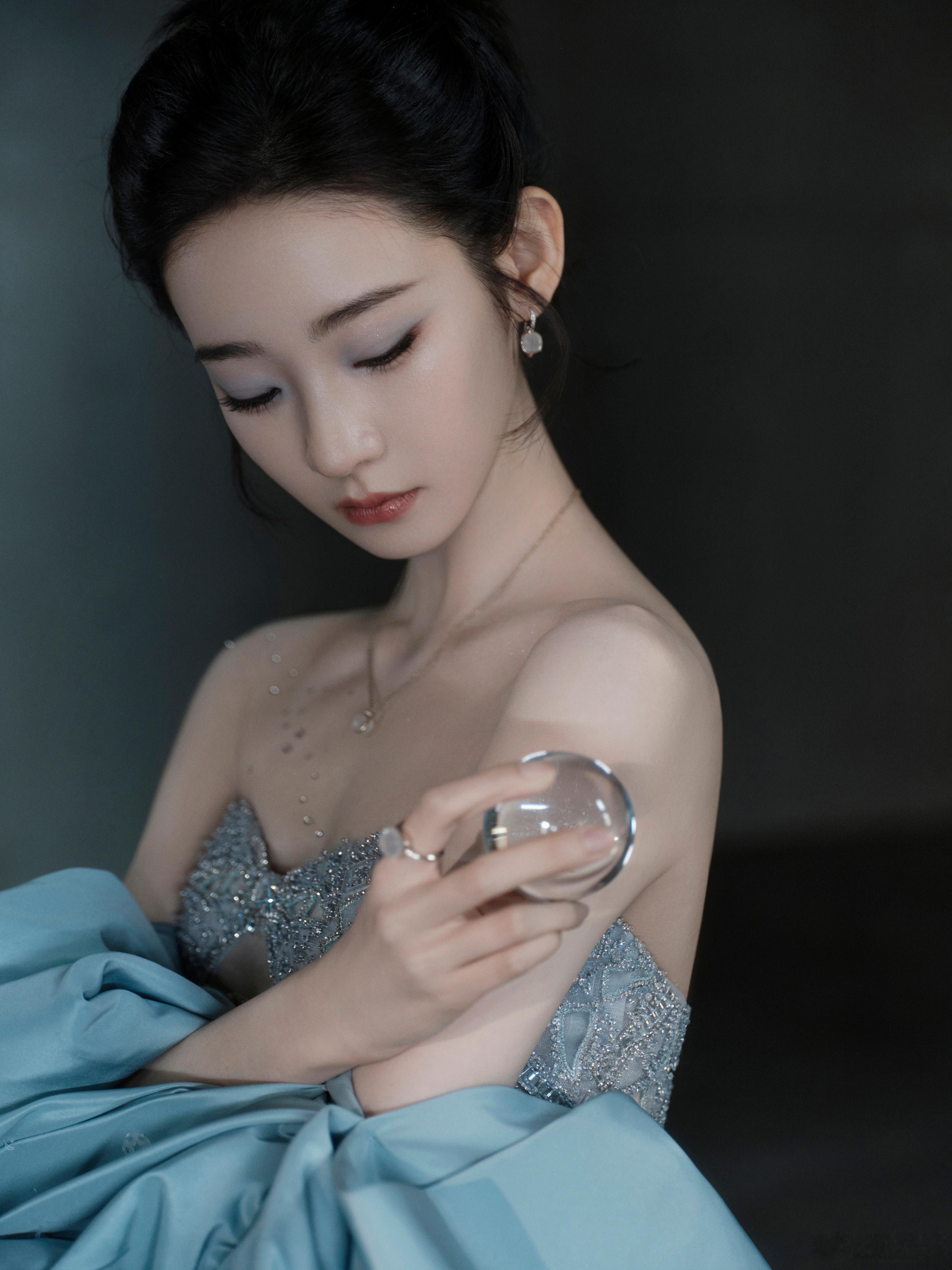 张艺凡美腿笔直纤细，从裙摆一路延伸到高跟，像把银河的清辉都凝在腿上，又长又绝，