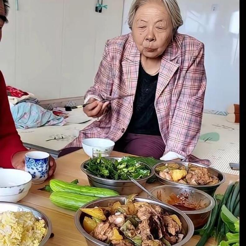 一边住女儿家享福，心里却只惦记儿子，太现实了老太太住在女儿家，顿顿享用女婿