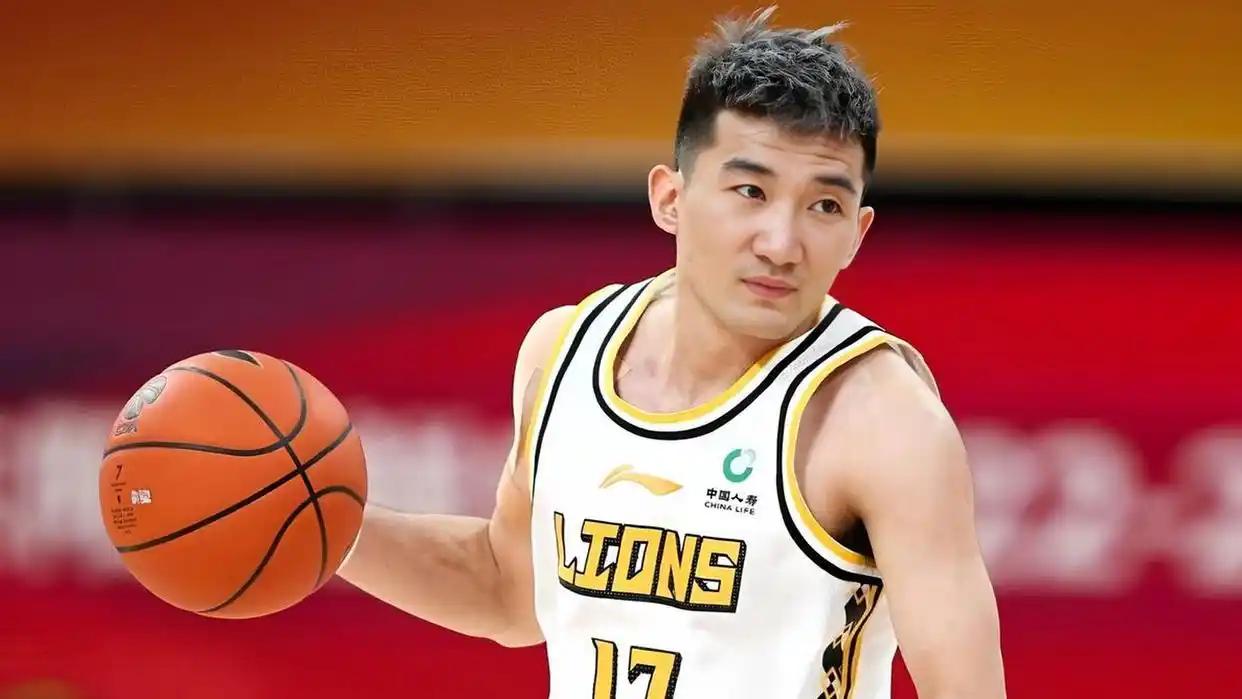 孙铭徽独木难支！浙江广厦男篮在休赛期出现人员调整，因为不少主力球员先后离开，球