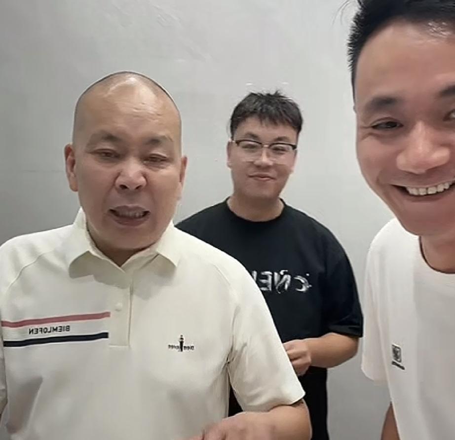 全家齐上阵厉怀远逆风翻盘今天厉怀远直播带货算是比较成功的，虽然早上直播时在线人