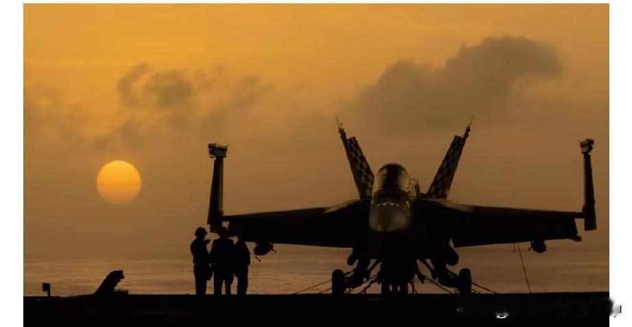 南海坠毁美军机打捞出来了坠海的两架美军机，现在总算打捞上来了。这两架飞