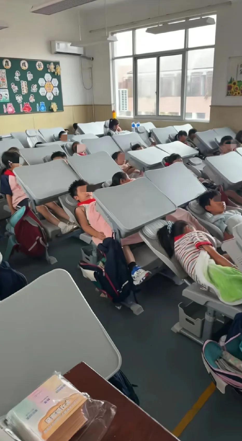 我们小时候，要是也有这种桌子椅子就好了，教室里可以躺着睡觉。不像那时候趴着桌子，