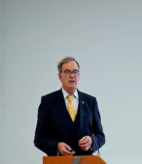 一个德国教授捅破了窗户纸：美国航母的引擎不会点火，不是因为怕，而是因为五角大楼的