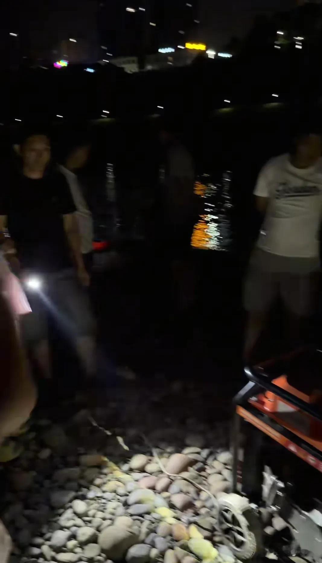 心痛，三名未成年女孩在河边玩水，两人突然溺水，其中一名女孩被冲走不幸溺亡，假期家