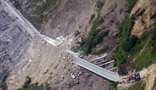 2008年汶川大地震时，15名空降兵从5000米的高空盲跳。下降中的李振波发现自