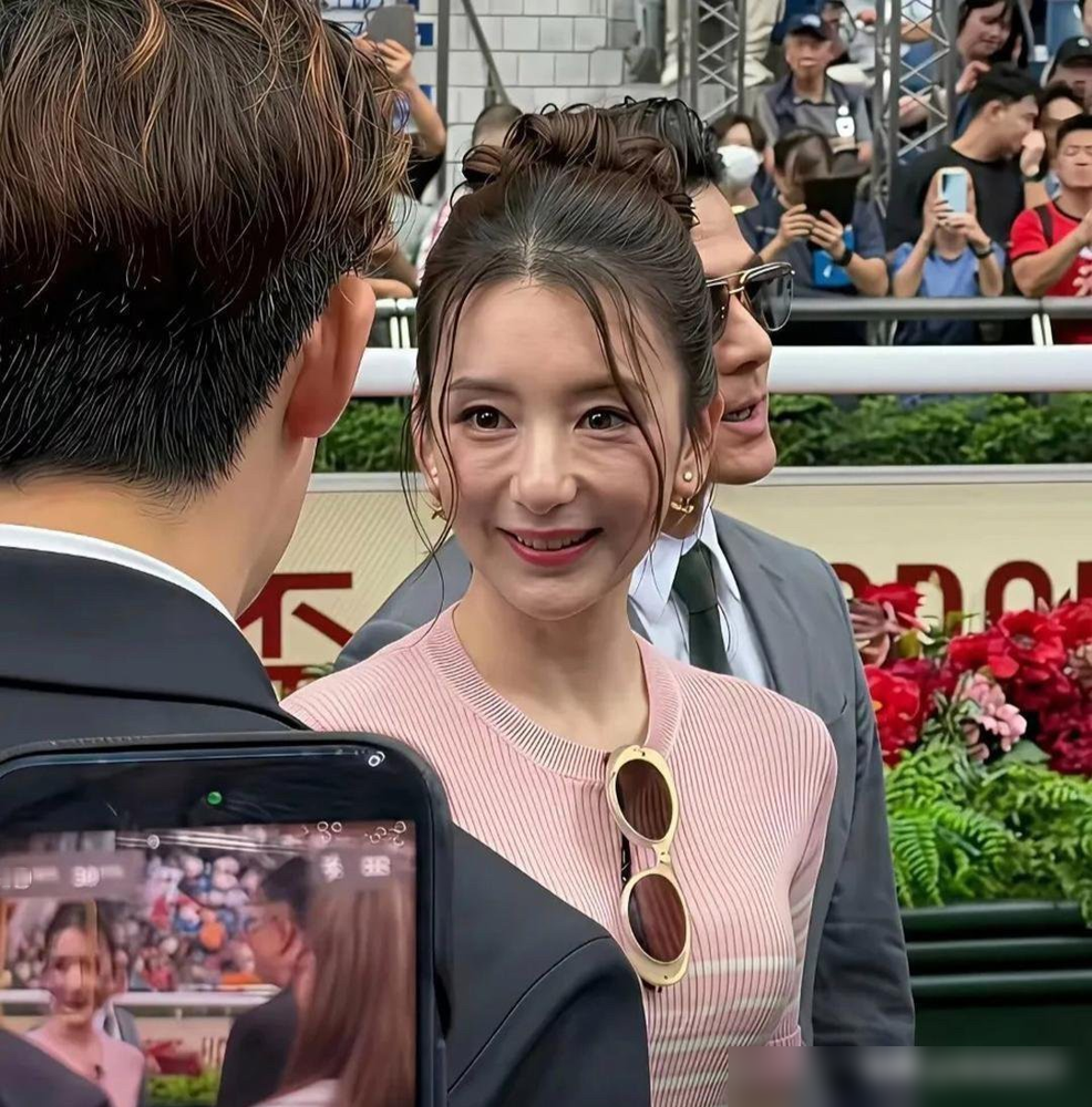 新加坡路边，方媛被路人镜头逮了个正着。无美颜、无打光，39岁的真实状态全曝光。肤色偏黄，面部松弛感藏