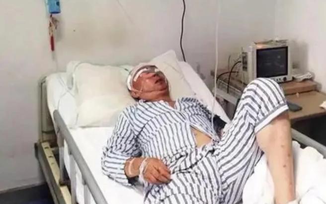 62岁的陈桂兰手里死死攥着一个皱巴巴的塑料袋，里面是她攒了一辈子的26万元养老钱