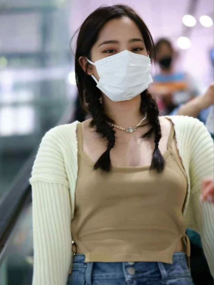 双麻花辫的欧阳娜娜