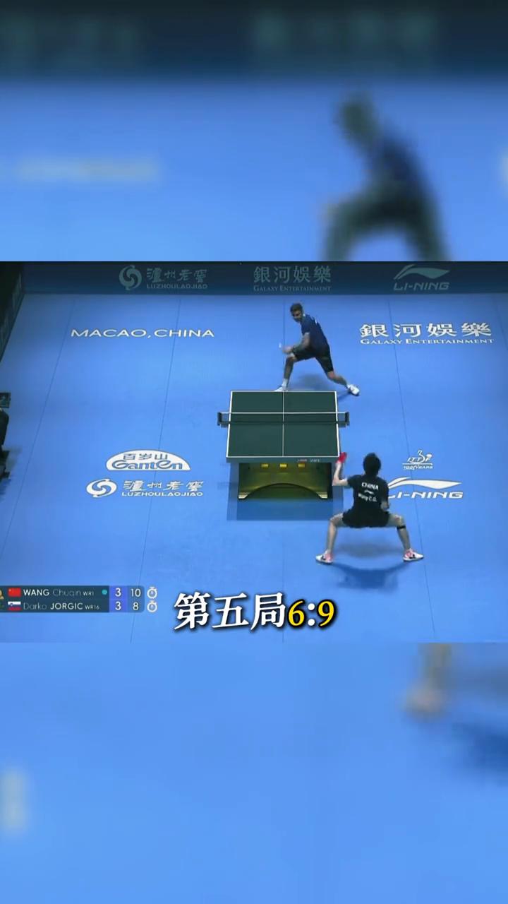 11：4赢下首局的王楚钦差点把自己送回家，赢太顺身体会骗人。接下来连丢三局，大比