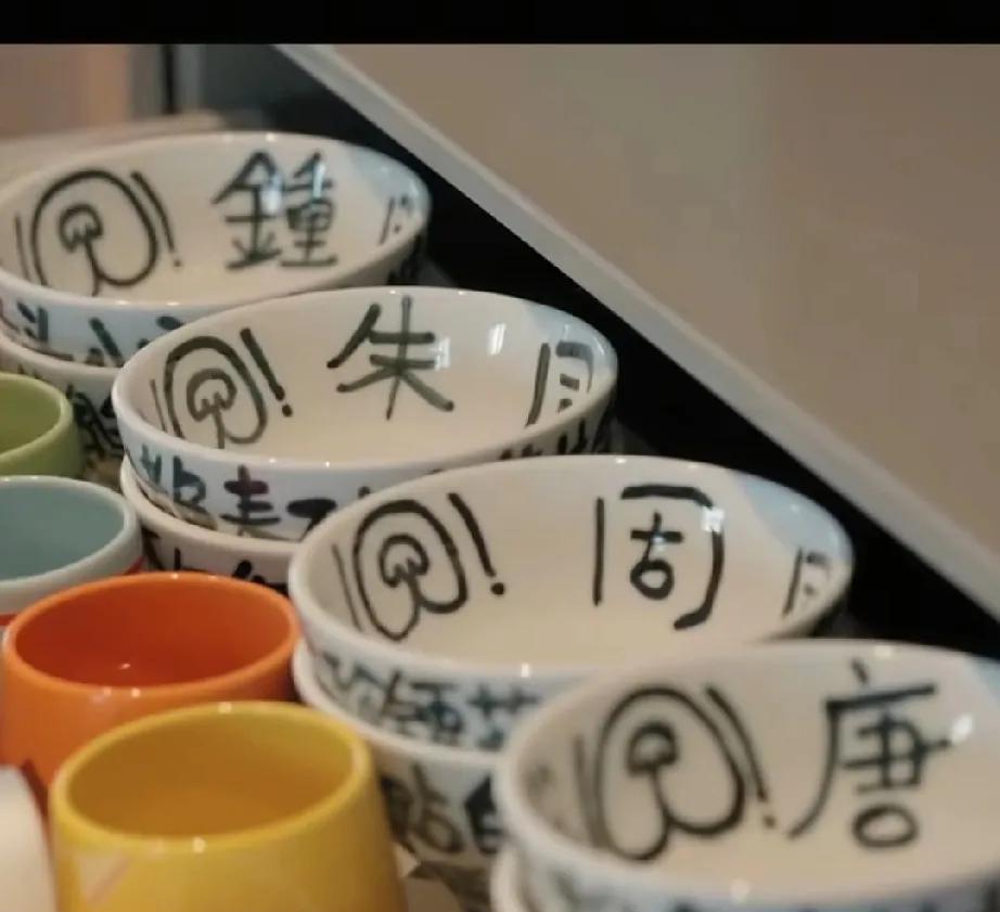 阿娇太有心了阿娇还保留着浪姐中每个姐姐的碗，她说:“参加完《浪姐》后，找人画的