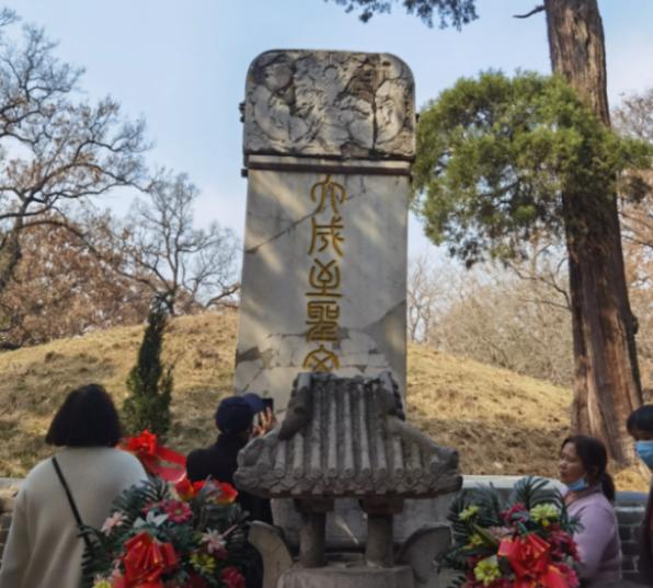 1966年11月，孔子墓被炸药掀开，漫天黄土飞得像金粉，可凑近一瞧，这埋了两千多