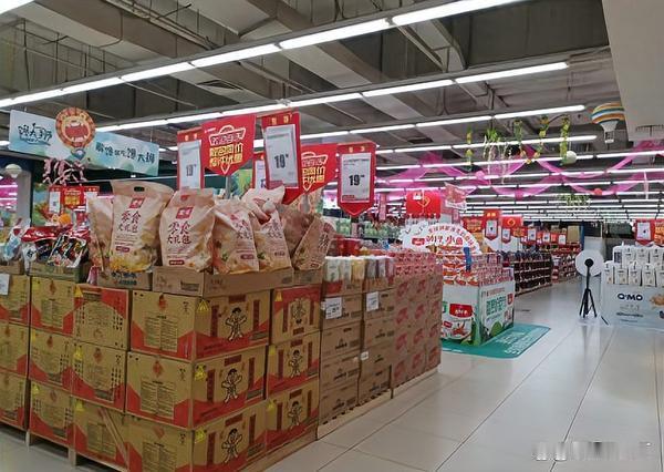 大批老牌超市突然倒闭！看懂背后真相，才懂商业彻底变天了最近很多人发现，家门