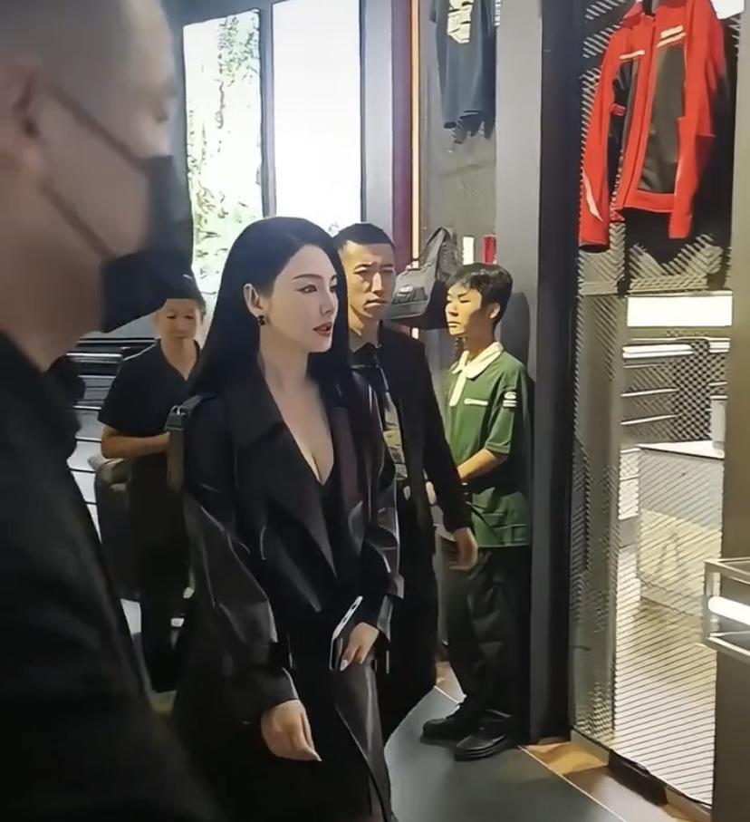 在成都车展偶遇张雨绮，她穿黑色皮衣亮相，太惊艳了！一直以为她是《美人鱼》里那种