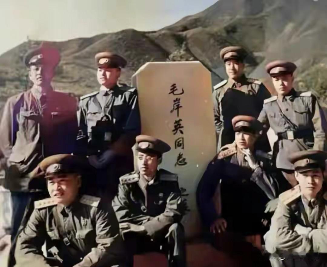 这才是真正的战友情谊，归国前，几名志愿军战士来到战友毛岸英的墓前，与他合影告别。