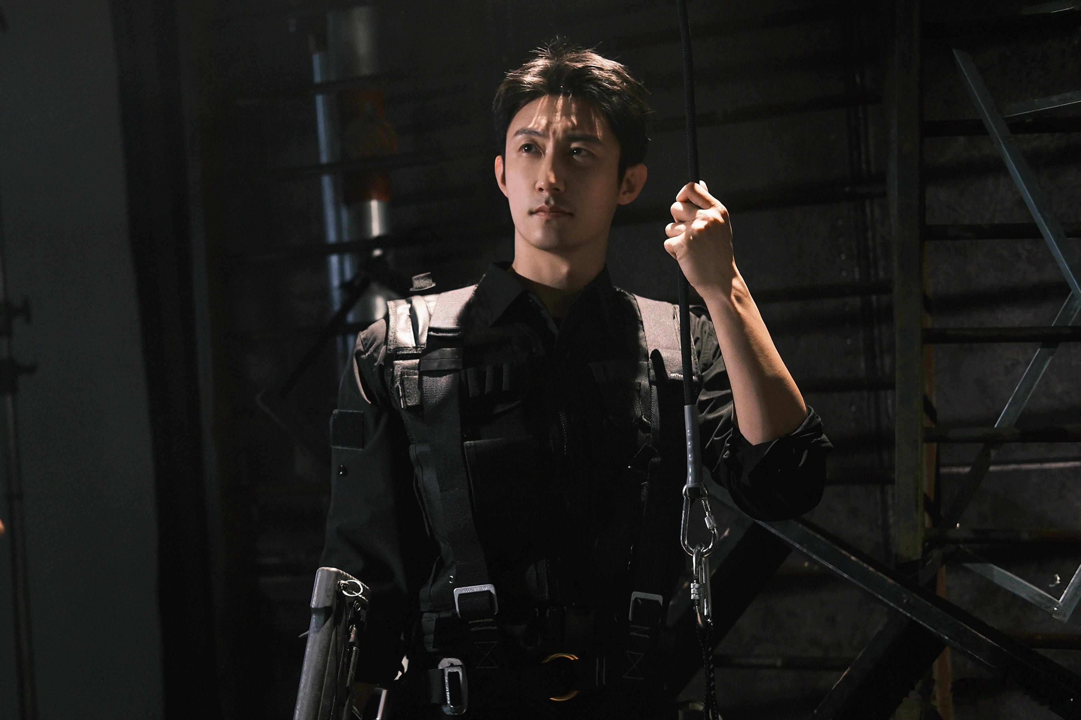 发型根本不是问题，而且在如何展现男性魅力方面，黄景瑜有他的科学逻辑，看他20几岁