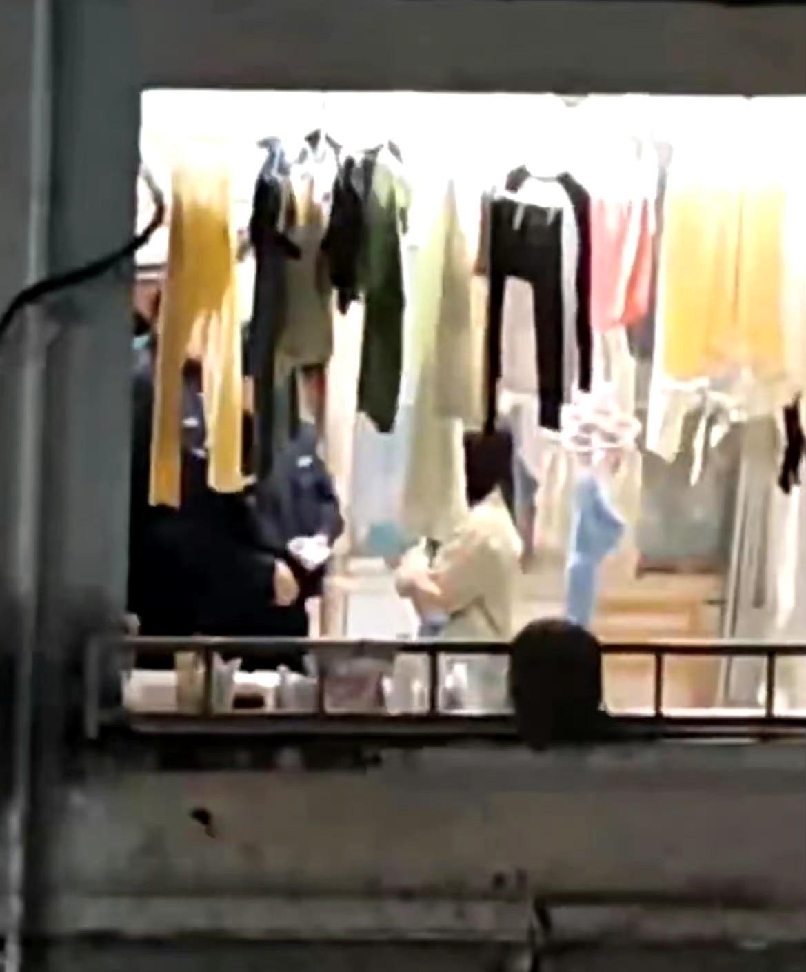 黑人留学生夜爬女生宿舍后续来了!25号凌晨留学生翻进女生宿舍,警察当天就抓人