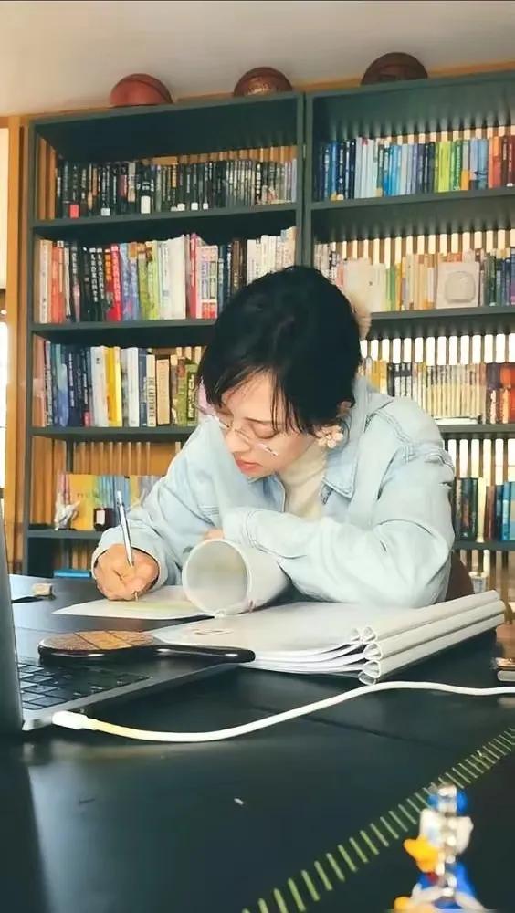 很不能理解43岁的孙俪把自己活的那么累干啥？她体重常年稳在45公斤，每天5点