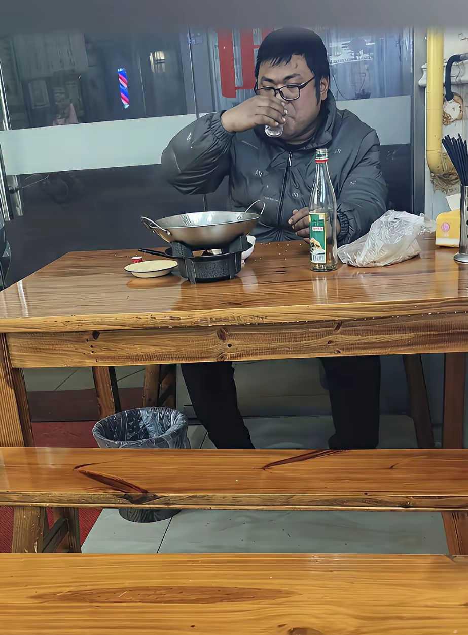 一瓶酒他是怎么喝下去的！