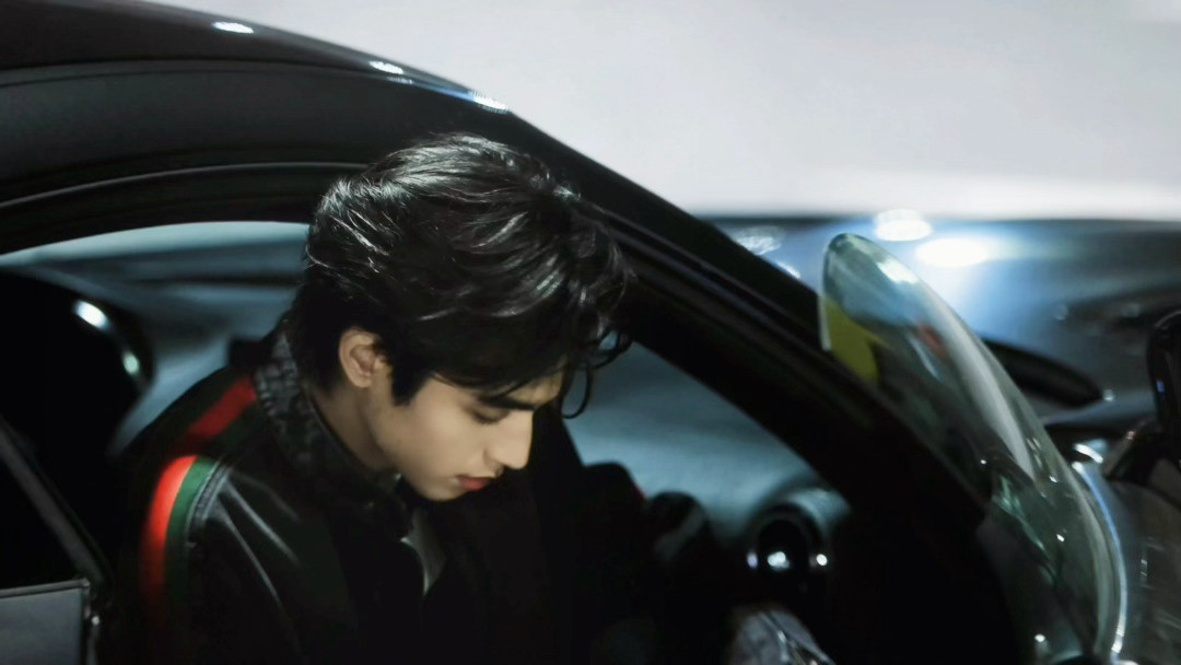 宋威龙副驾视角宋威龙坐在副驾上那个状态，像是刚睡醒还没完全清醒，又像是已经习惯