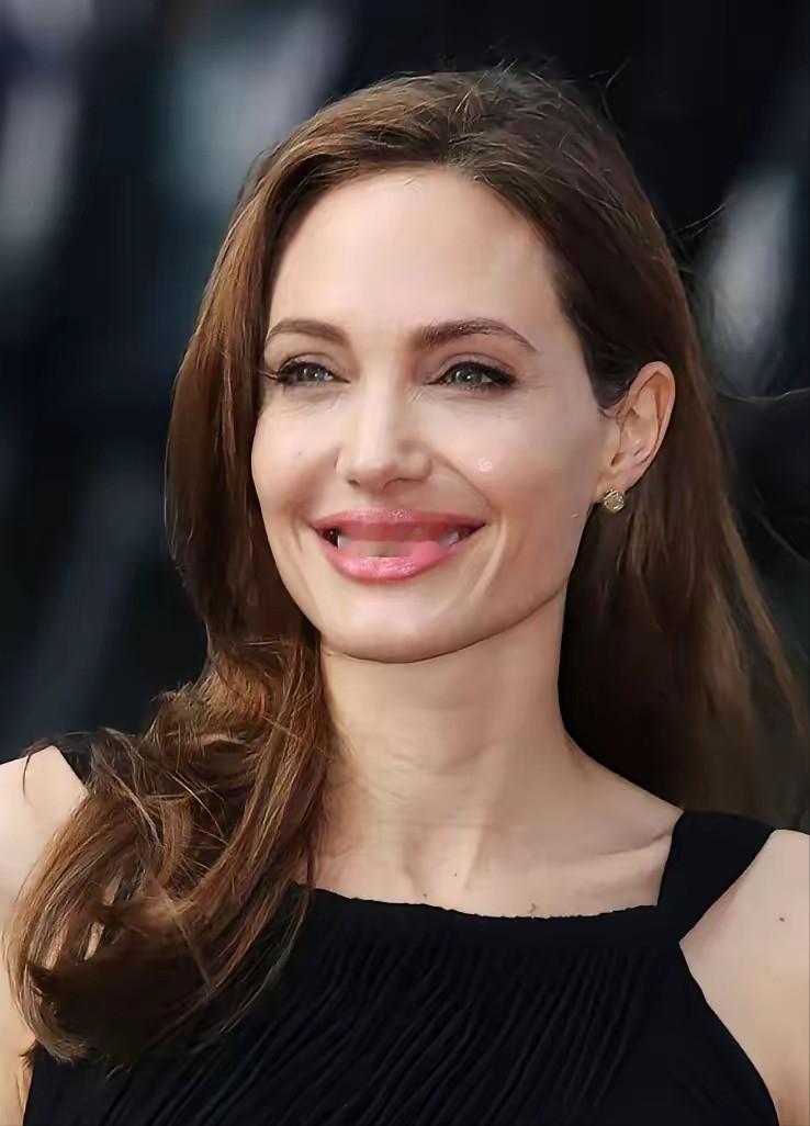 原来乌克兰真的在到处抓人当兵！11月4日，朱莉以联合国儿童基金会大使的身份访问乌