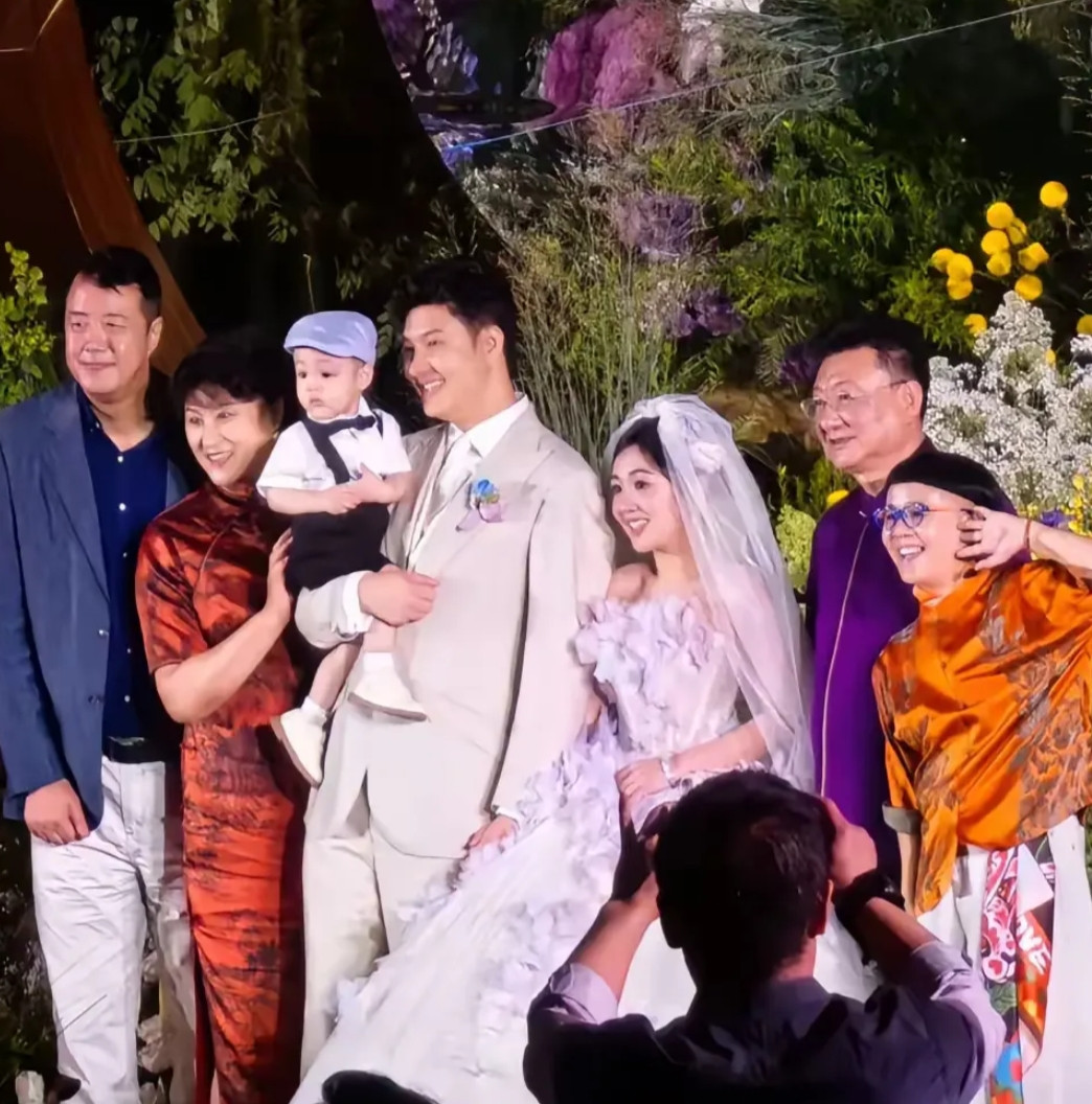 孩子都满地跑了，又补办了婚礼。刚看到王宁女儿举办婚礼的视频，以为是好几年前录