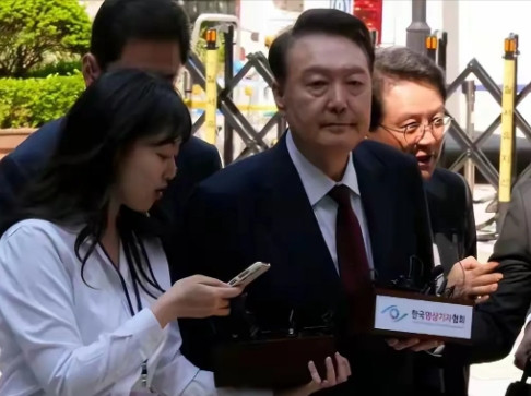李建明对尹锡悦是以其人之道还治其人之身。这时候他已经深有体会，他在看守所里面的居
