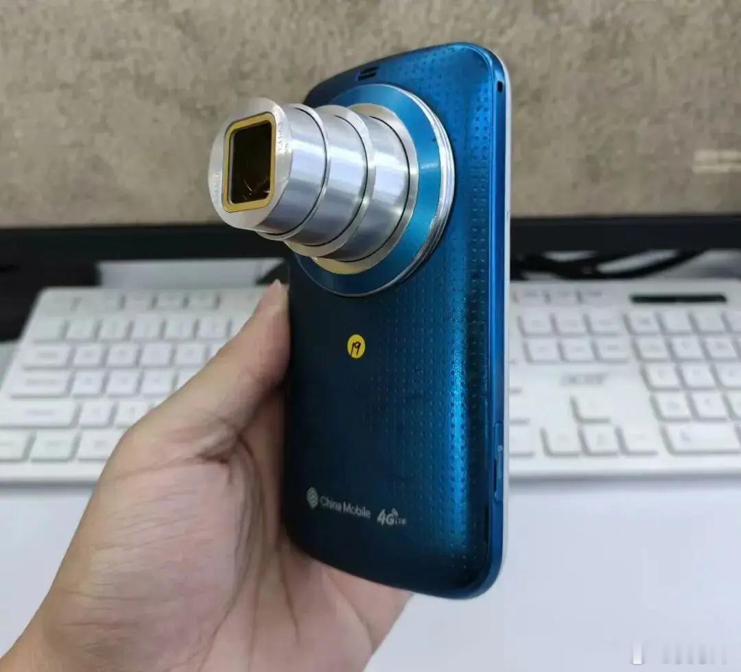 很多老粉都知道，2013年三星发布了一款可以打电话的相机，型号是S4zoom，搭载10倍光学变焦镜头