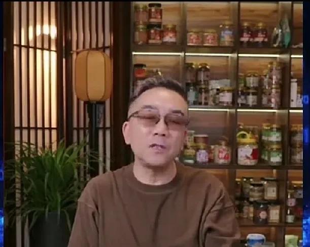 还是收徒宴，针对饭菜不好吃的问题小助理回复过，他说人太多有可能没吃好，但管饱；老