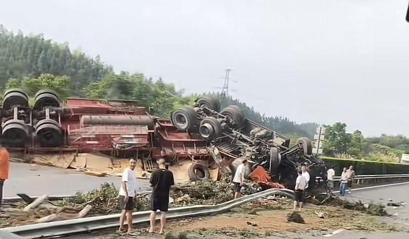 7月12日16时许，杭瑞高速桃源段，一辆半挂车撞了几百米的护栏后翻车，车身和驾驶