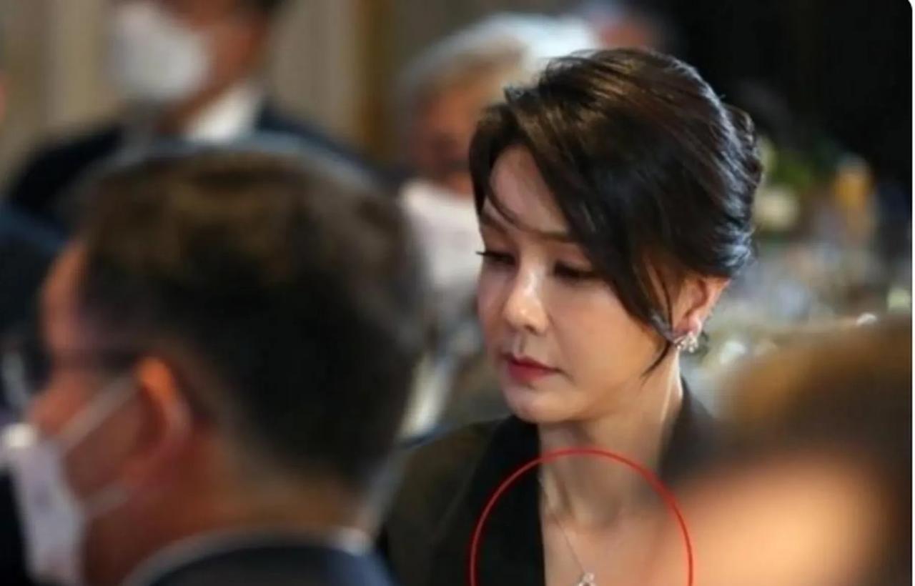 总统夫人几年前还戴着昂贵的梵克雅宝项链，没曾想现在消费降级只能喜提银手镯一副。