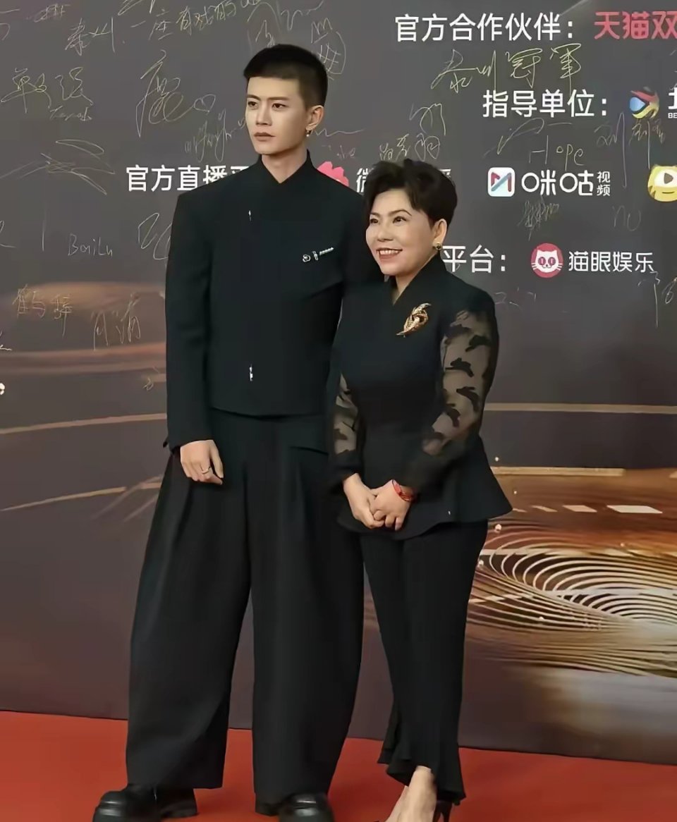 邓亚萍是不是有造型团队啊！看她如今是越来越精致了，衣品越来越高了，而且看她一点不