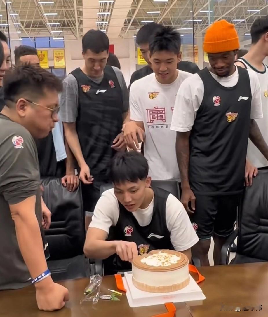 生日快乐！萨姆纳祝福徐杰：“祝徐杰生日快乐。”“我们球队的氛围真的非常好