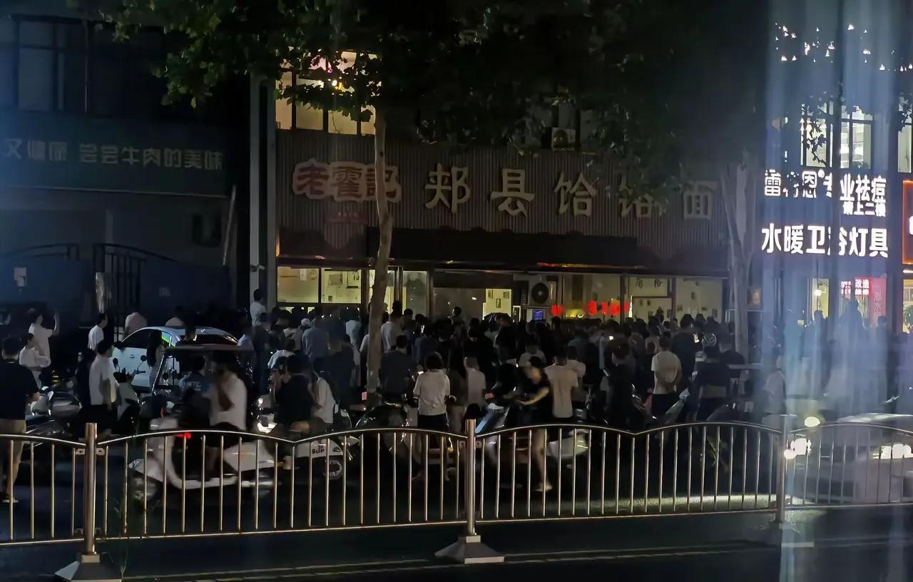老霍记面馆老板肠子都悔青了，没想到郑州的网友这么给力，一直到现在还有人为老板