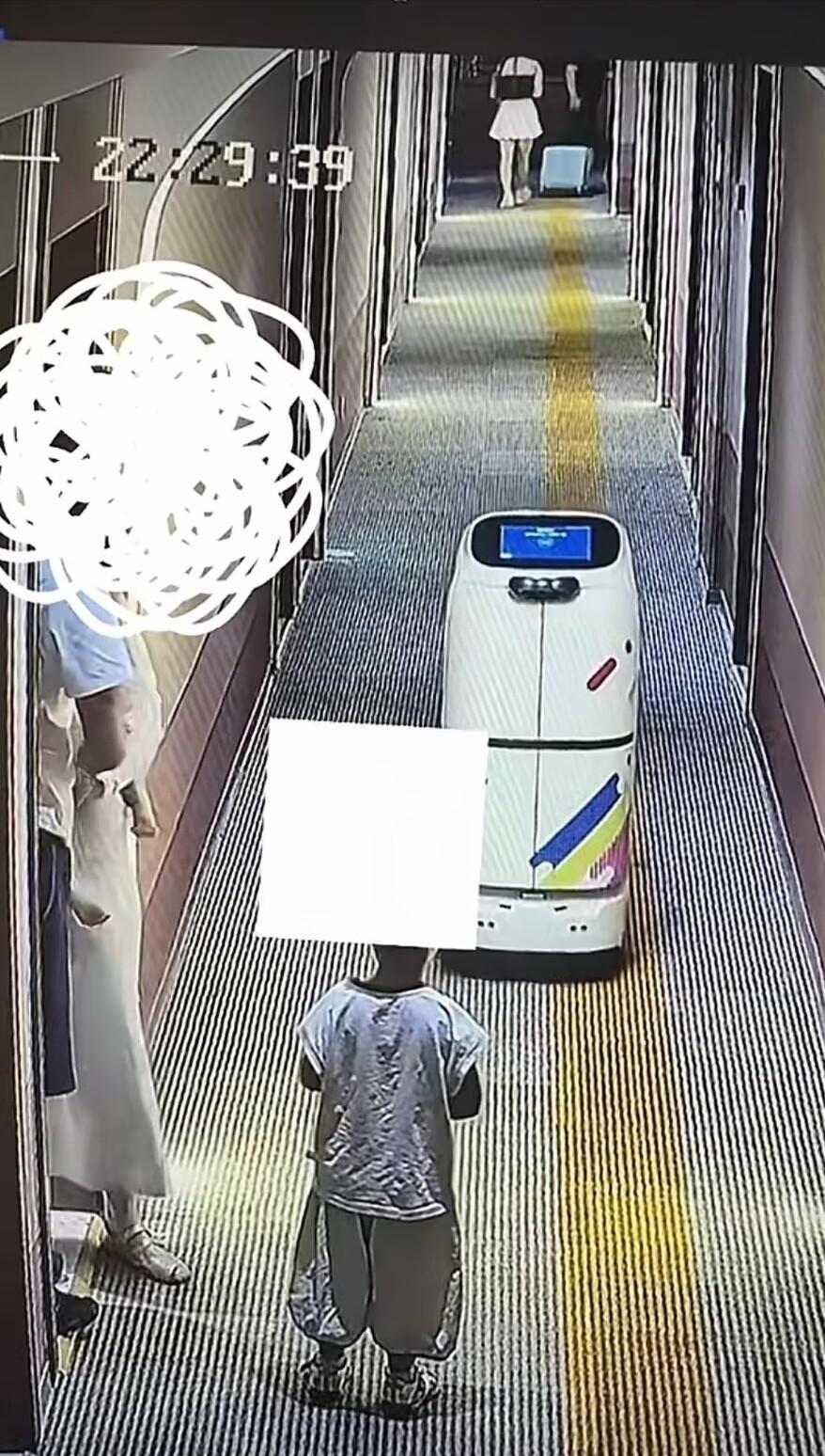 6月8日，浙江。一家人办理旅馆入住期间踢踹机器人多次，保安制止无果，还指着工作人