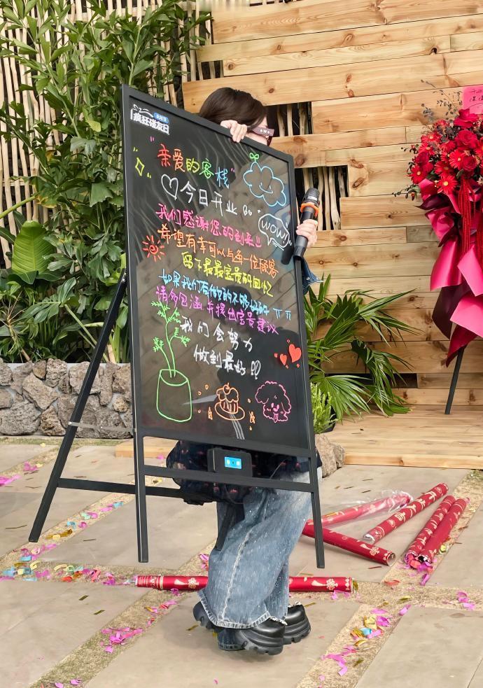 白鹿给亲爱的客栈画的迎宾板白鹿亲爱的客栈路透明媚感白鹿给亲爱的客栈画的迎宾板，白