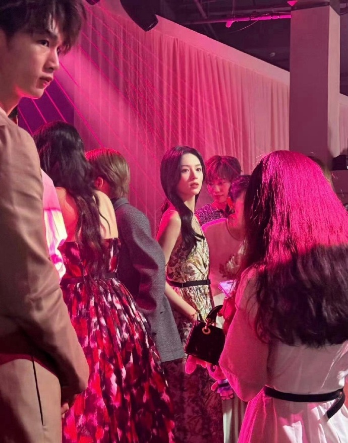 终于懂霸总为什么能在人群里一眼锁定女主了！周也长得太清晰了，目光所及皆是她！​