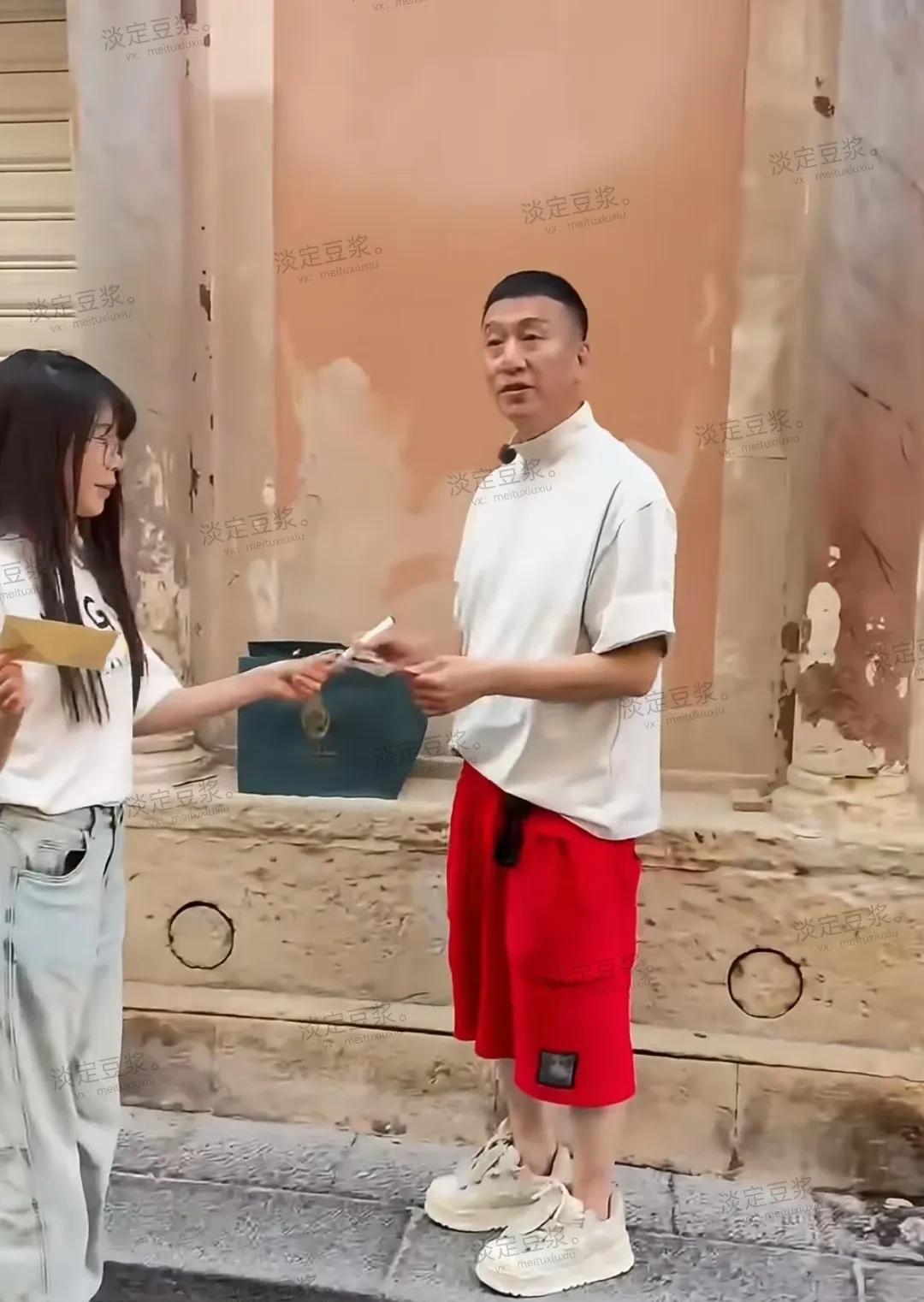 看影视剧中演员孙红雷很高大的，很威猛的，这咋年龄大了还缩缩了呢，视频中看他个头也