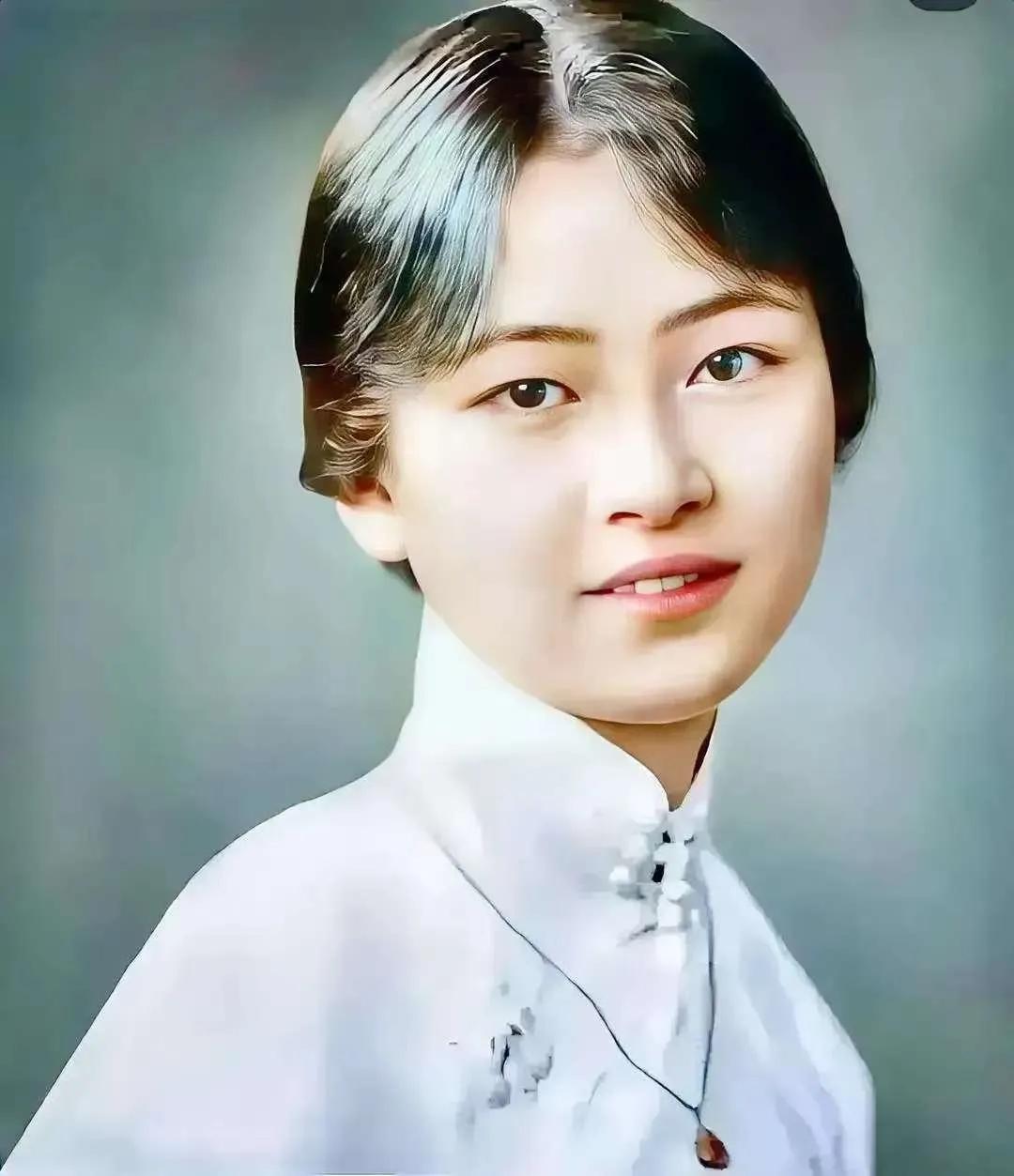 1955年4月1日早上，北京城的两个权威报纸《人民日报》和《北京日报》上，赫然出