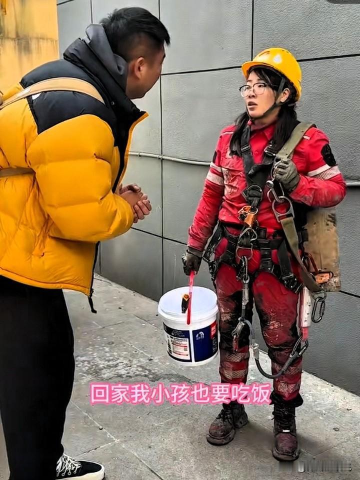 泪目，安徽90后女子从财务主管变身高空作业的蜘蛛人，不是因为她有多勇敢，而是她有