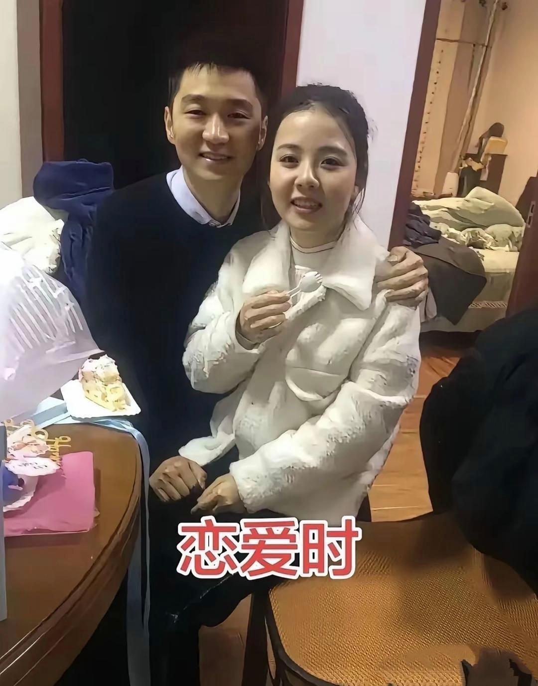 四张照片，记录下一对夫妻从恋爱、定亲、结婚到婚后的全过程。恋爱时，桌上摆着