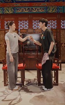 董璇发布和张维伊结婚一周年的视频。视频里的董璇和张维伊是从夏至那天转场到结婚一