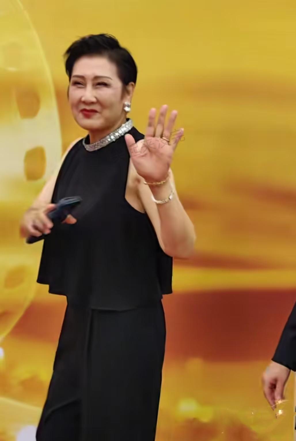 看演员张凯丽这打扮多年轻，感觉她心态特别好，心理年龄很年轻，看她这上身穿的黑色坎